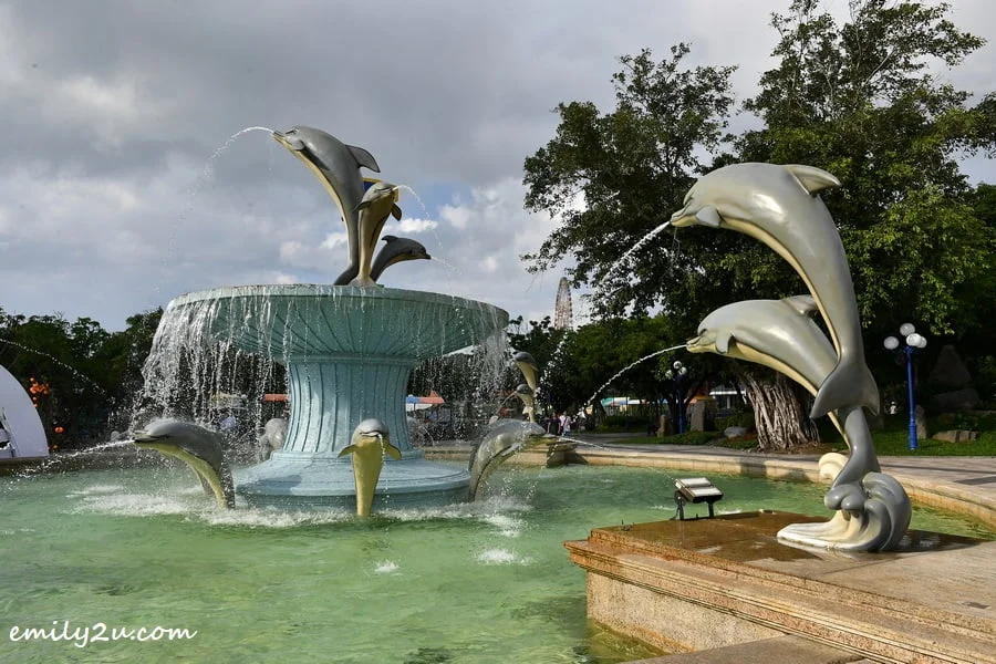  dolphin fountain