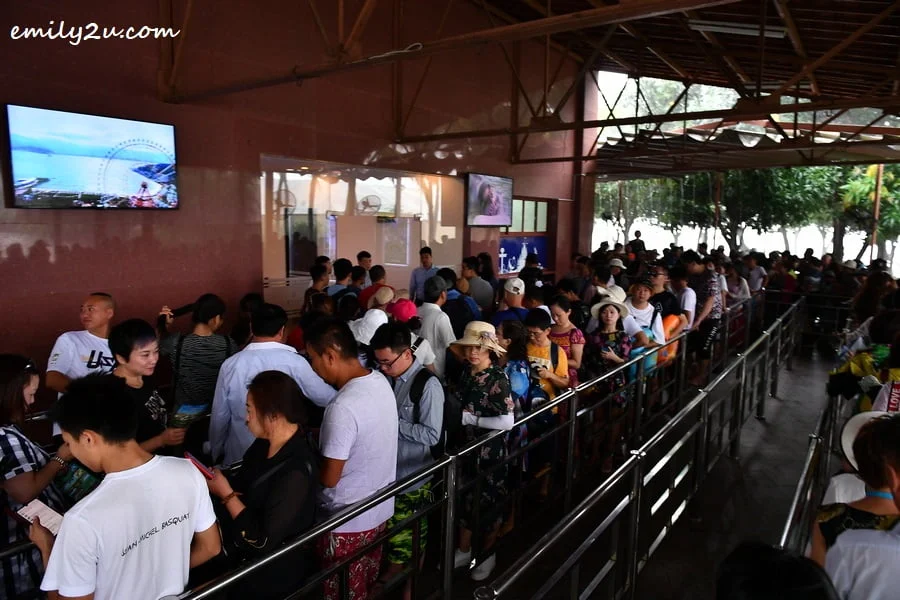 long queue for cable car