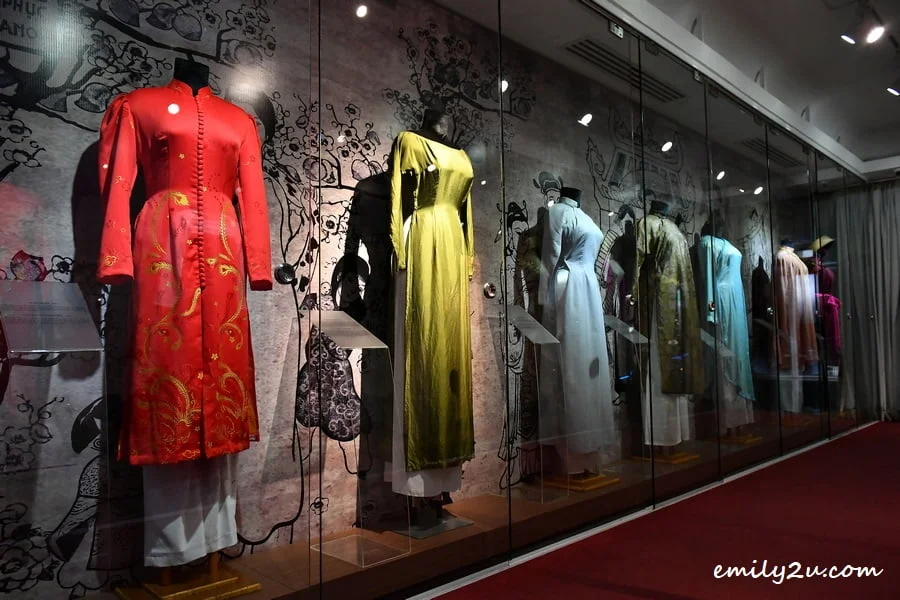 display of áo dài, Vietnamese national costume