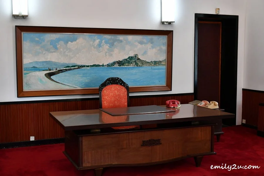  Presidential Office with pink phone for girlfriends to call in