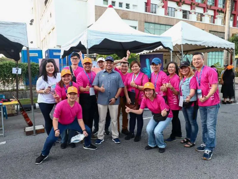 Ipoh City Mayor Dato’ Ahmad Suaidi bin Abdul Rahim poses with participants of Ipoh Car-Free Day