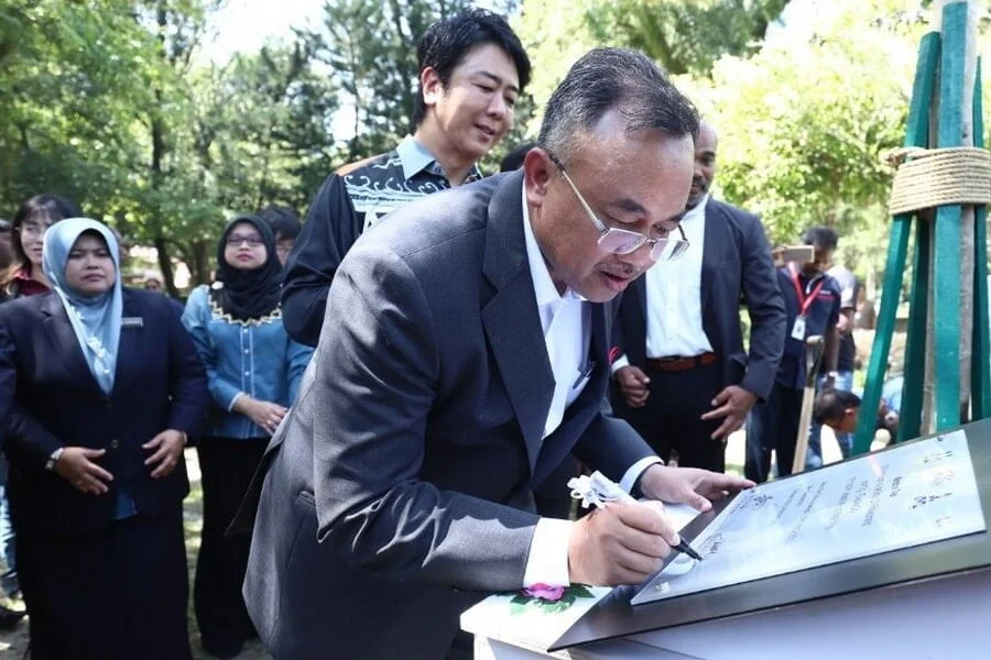 Ipoh City Mayor Dato' Ahmad Suaidi Abdul Rahim signs the plaque