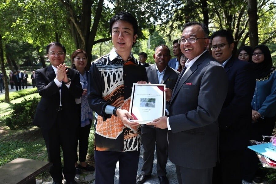 presentation of memento by Ipoh Mayor Dato' Ahmad Suaidi Abdul Rahim (R) to Fukuoka Mayor Takashima Soichiro (L)