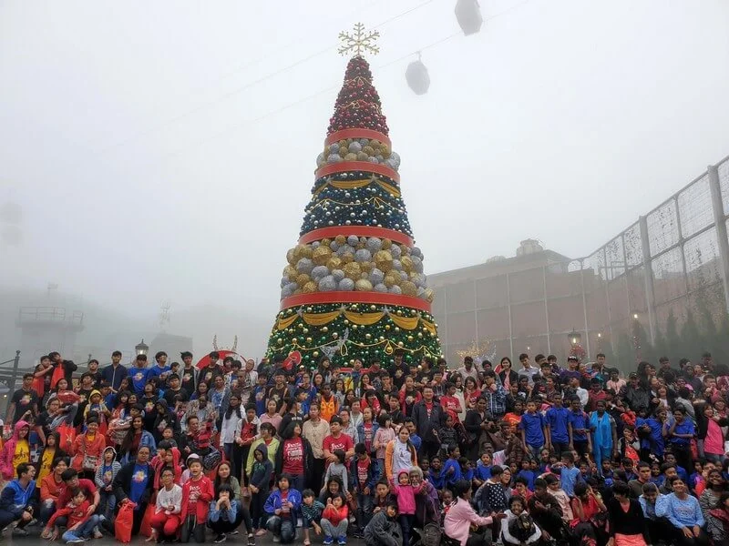 All ten homes, with 279 children gathered at the Christmas Tree outside of Metro City @ Genting Winter Wonderland