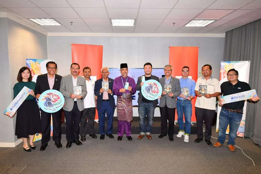 group photo: Allen An, Country Manager of Xiaomi Malaysia & Singapore (fifth from right) and Datuk Musa Yusof, Director General of Malaysia Tourism Promotion Board (sixth from left) with representatives from Xiaomi Malaysia and Malaysia Tourism Promotion Board