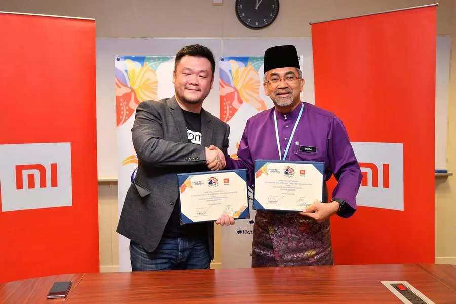 Allen An, Country Manager of Xiaomi Malaysia & Singapore (left) and Datuk Musa Yusof, Director General of Malaysia Tourism Promotion Board (right) at the official joint collaboration ceremony