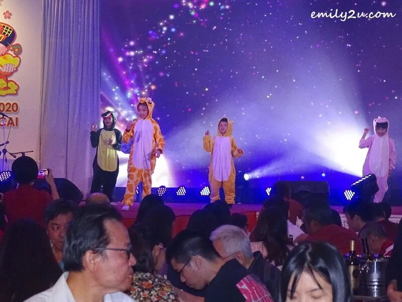 entertainment (children dressed in animal costumes)