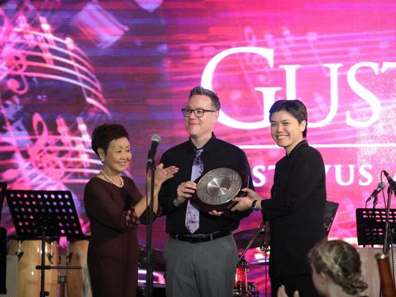  organising chairperson, Mrs Ellen Yoong (L), presents a memento to Dr Dave Stamps & Dr Ruth Lin (R)
