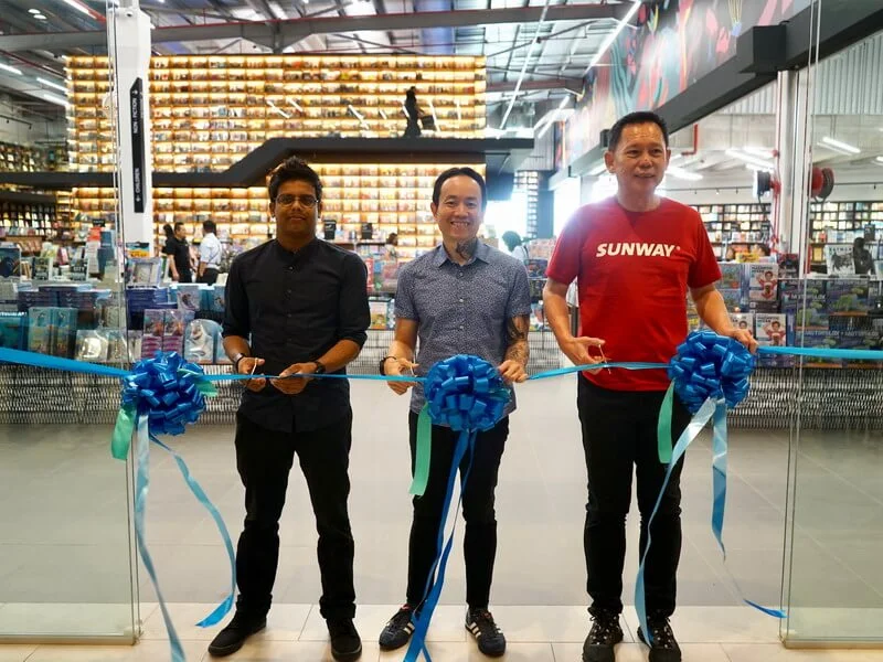  L-R: Nitish Ramanah, BookXcess Design Department Head; Andrew Yap, Co-Founder of BookXcess and Chan Hoi Choy, CEO Sunway Mall's Theme Parks at the official opening ceremony of BookXcess