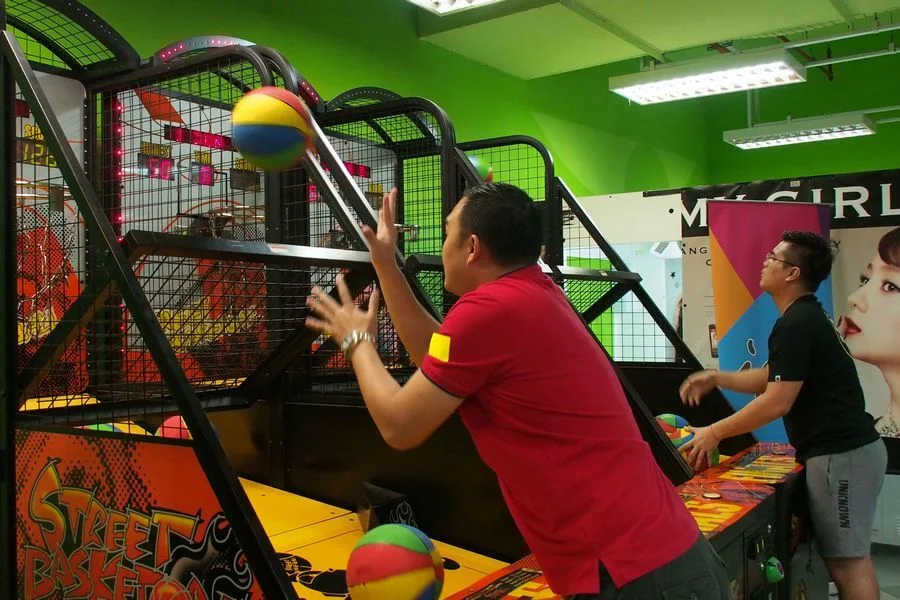 Basketball Shooting Challenge at Molly Fantasy in Ipoh Parade. Participants are required to achieve a minimum score within the allocated time in each level to progress to the subsequent level.