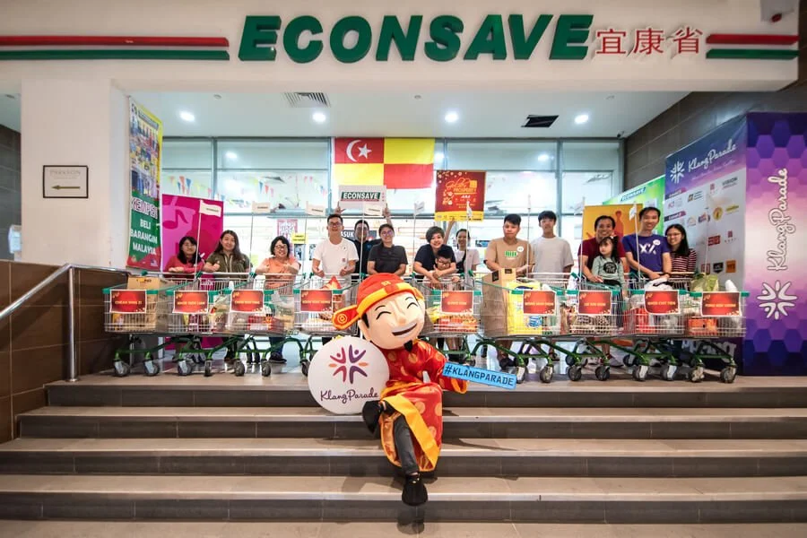 A group photo of the participants after the Supermarket Rush in Econsave, Klang Parade.
