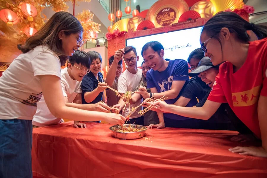  Lou Sang (prosperity toss) involving participants at the conclusion of the mall challenge in Klang Parade.