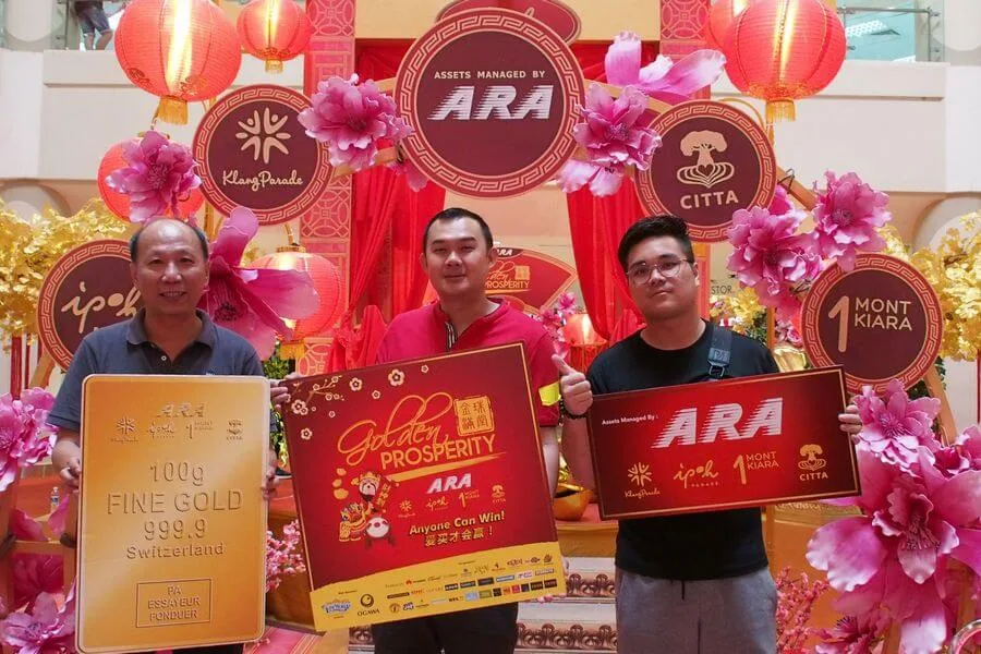  The top three winners from Ipoh Parade who will be competing at the Grand Finals on February 9 in Klang Parade are Yong Kok Keong (centre), Kuan Boo Jing (right) and Yew Kong Hoong (left), who win the first, second and third place respectively.