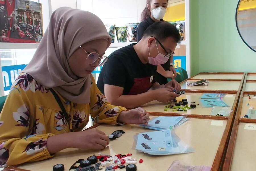 Timed Block Building Challenge at Block Town, 1 Mont Kiara. Contestants who complete the challenge within the shortest time are declared winners.