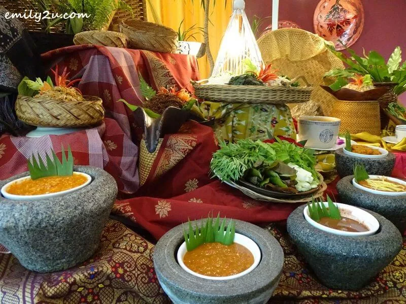  Ulam-ulaman kampung with a variety of sambal