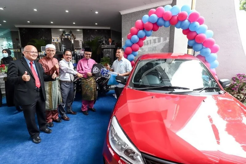 Grand Prize winner of a Proton Saga 1.3MT car (R)