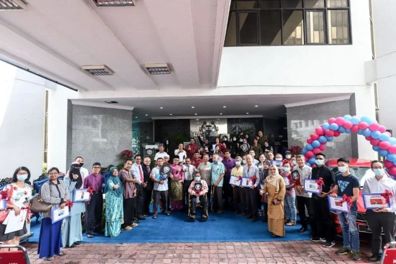 group photo of all 30 winners