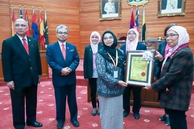 Persatuan Pink Champion Perak president Mardianah Mohd Yusof (R) presents the Iron Lady Award 2020 to Zuraina