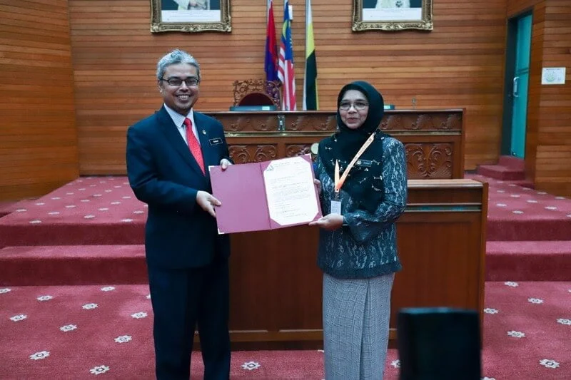 Zuraina Kamarul Ariff (R) receives her appointment letter from Ipoh City Mayor YBhg. Dato' Rumaizi Baharin