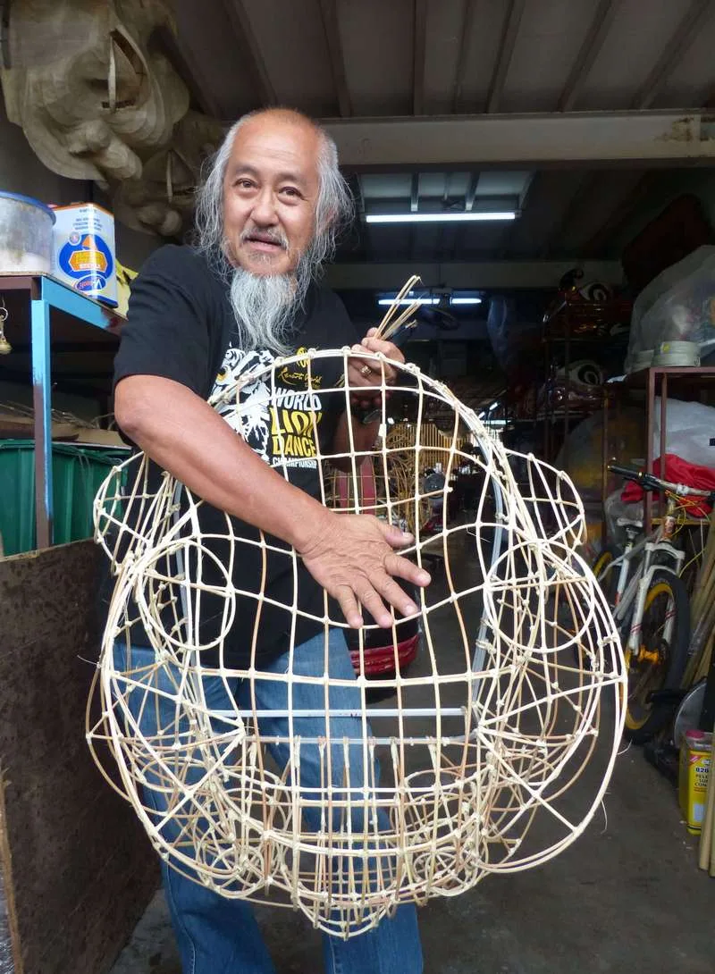 Master Siow Ho Phiew with his rattan-made lion head
