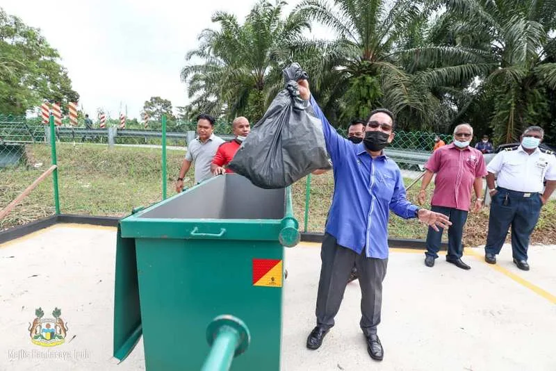 handover of garbage bins to Kampung Ulu Chemor