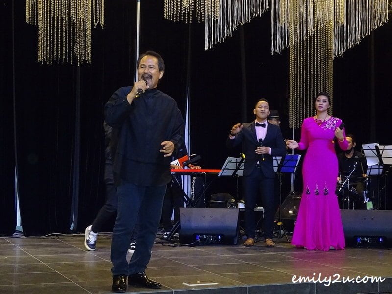 Dato' M Nasir entertains guests