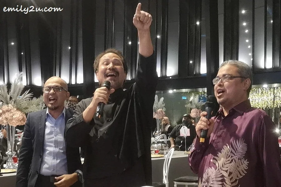 Dato' M. Nasir duets with Ipoh City Mayor Y.Bhg. Dato' Rumaizi bin Baharin (R)