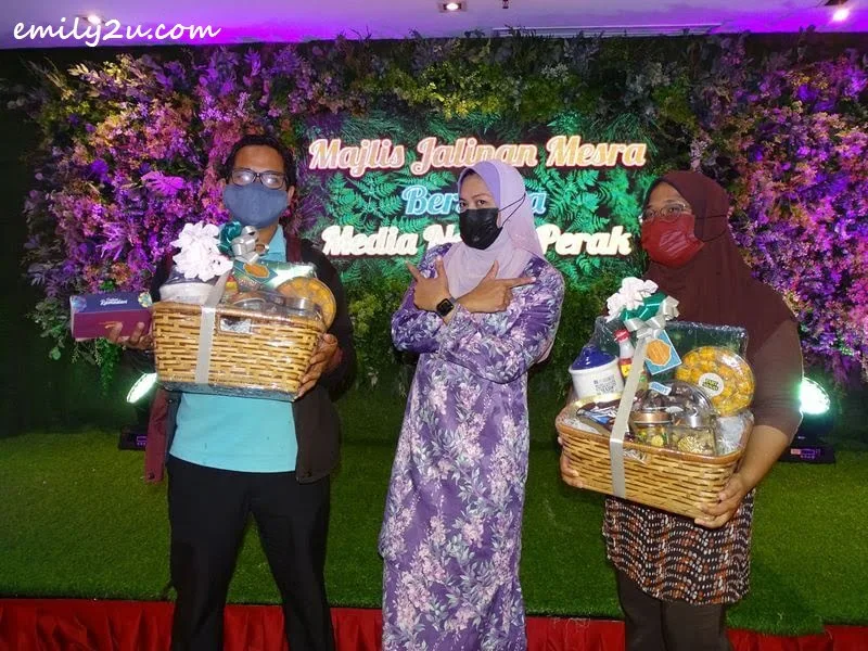 YB Dato' Nolee Ashilin Bt. Mohammed Radzi and press friends pose for a photo