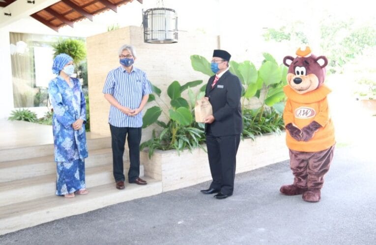 The Office of DYAM Raja DiHilir Perak & Bond Holdings Contribute A&W Lunch Sets