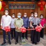Ipoh City Mayor YBhg. Dato’ Rumaizi Baharin flanked by Mr Kong King Loong (Chang Jiang white Coffee MD) on left and Ms Sam Foong (Executive Director)