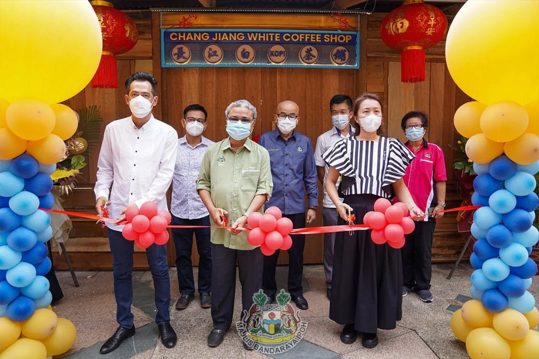 Ipoh City Mayor YBhg. Dato’ Rumaizi Baharin flanked by Mr Kong King Loong (Chang Jiang White Coffee Managing Director) on left and Ms Sam Foong (Executive Director)