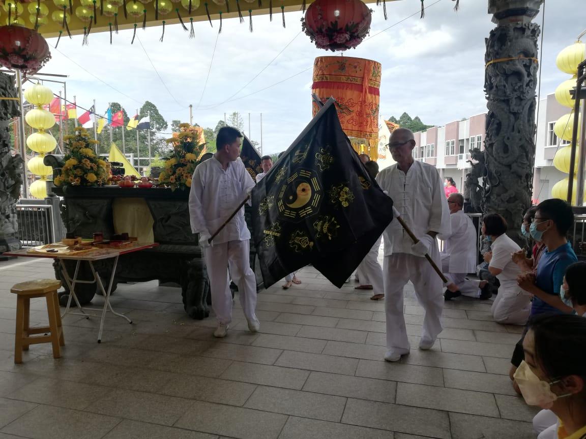 the Imperial Seal is carried into the temple