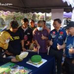 Mayor cutting a durian cake to celebrate last month's 34th Ipoh City Anniversary