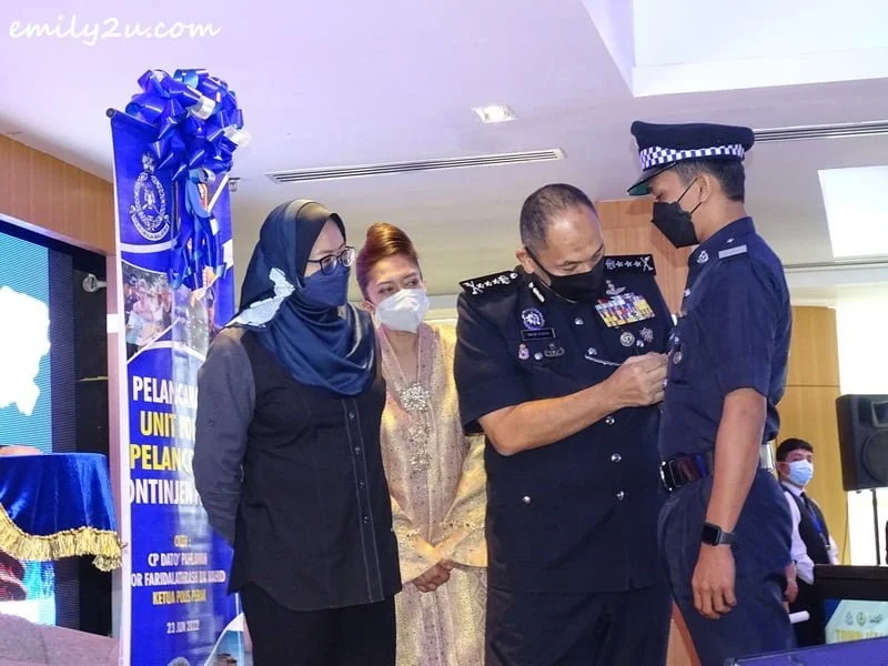 CP Dato' Pahlawan Mior Faridalathrash Bin Wahid (Perak Police Chief) pins a badge on the policeman - the badge has the letter i to indicate 'information'