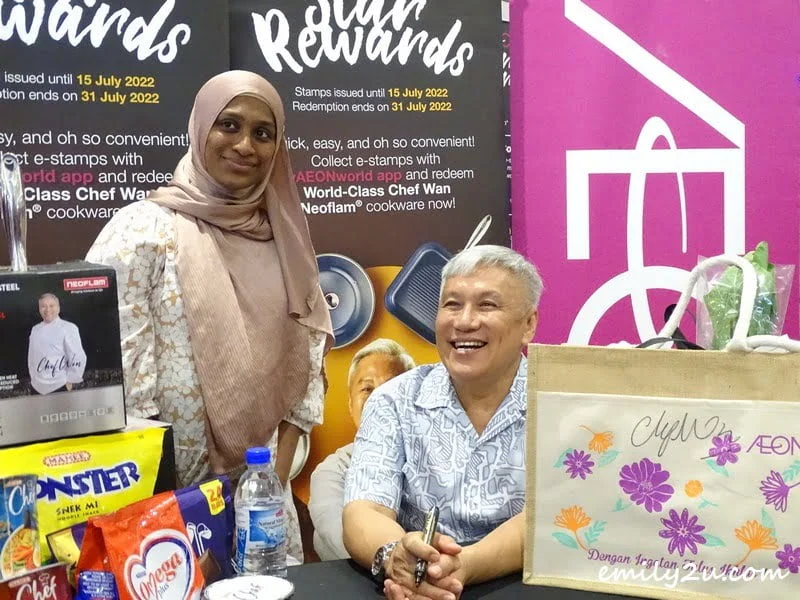 a fan gets Chef Wan's autograph and photograph