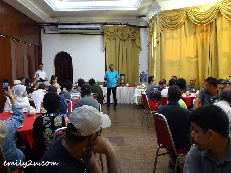 President of Royal Ipoh Club, Mr. M. Pulanthran (in blue shirt) gives a short welcome speech