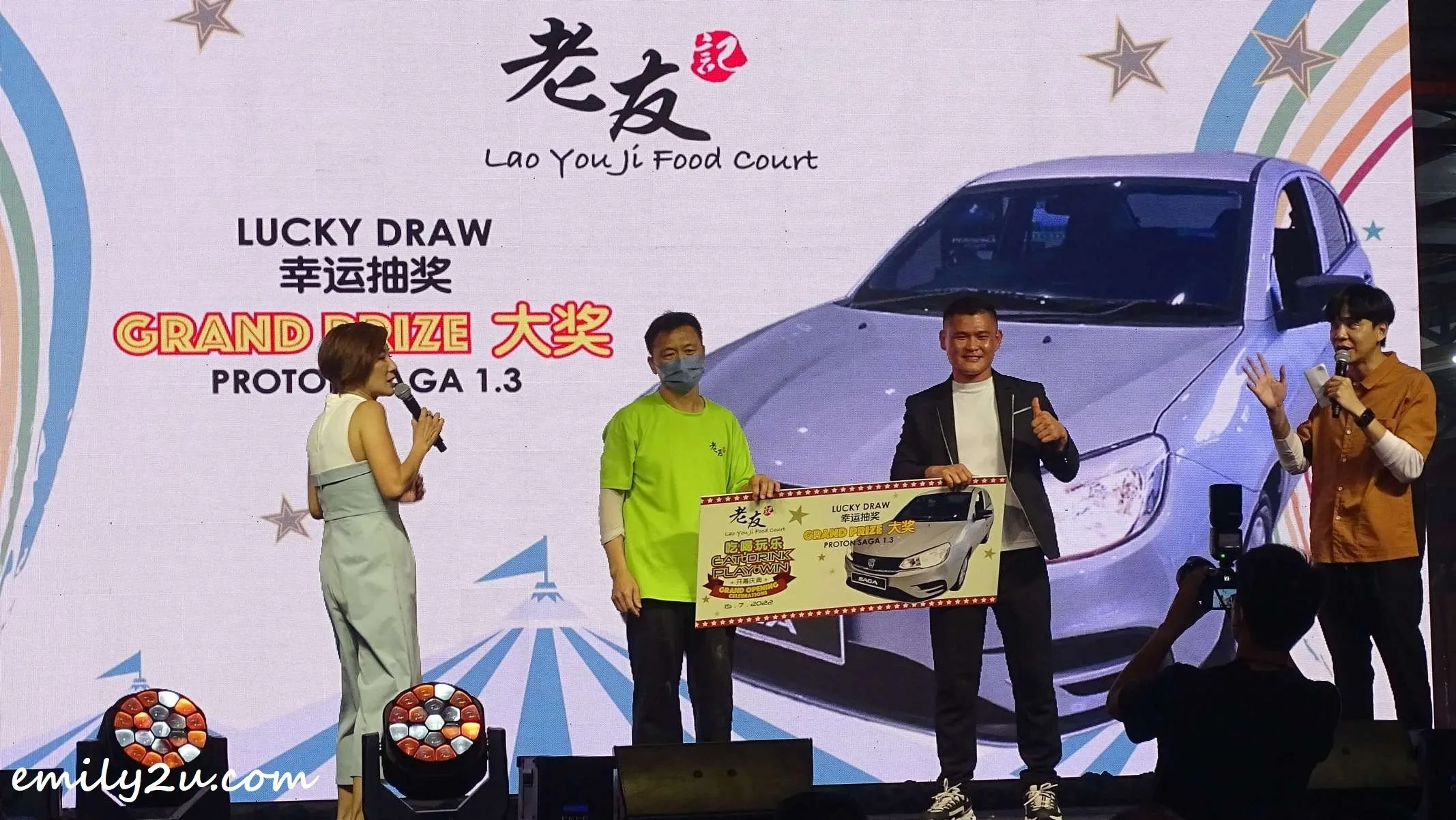 winner of the grand prize of a Proton saga 1.3L sedan car (in green) with Andrew Chong (Lao You Ji Food Court Operations Manager)