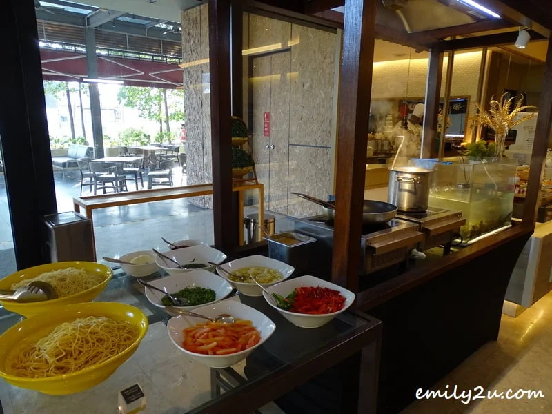 Prawn mee with live prawns