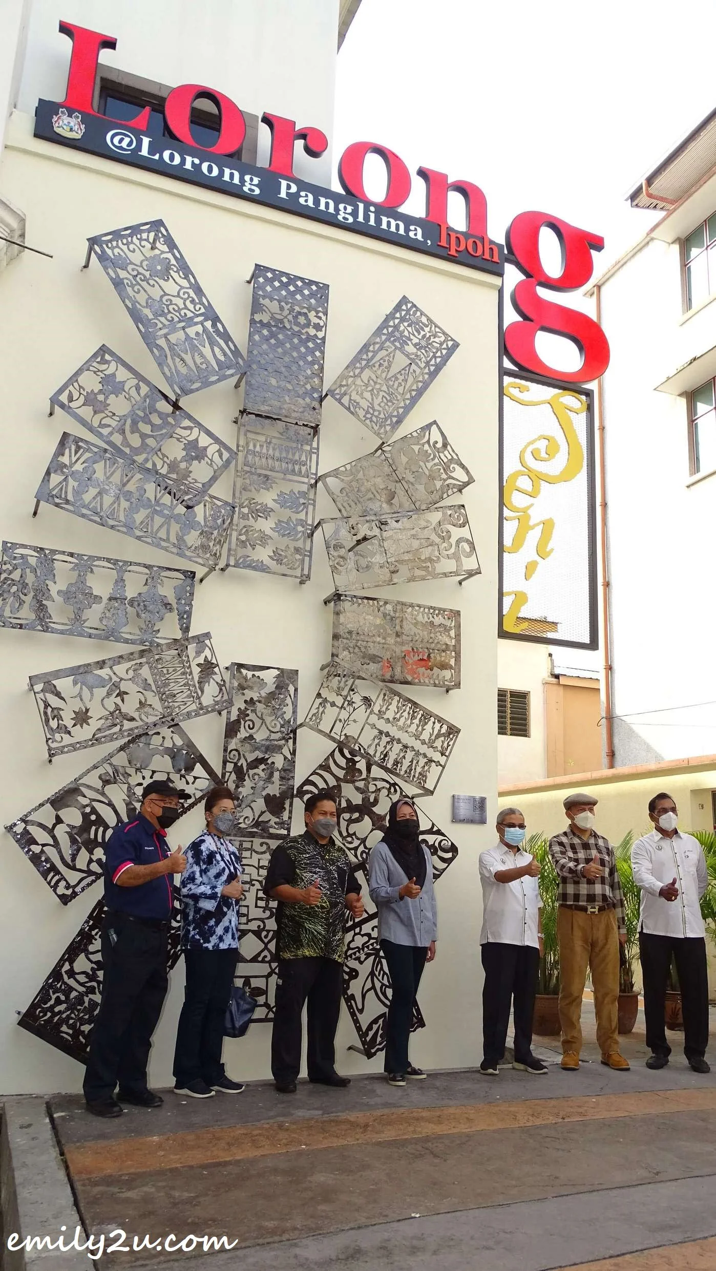 State Tourism Committee Chairperson YB Dato’ Nolee Ashilin Binti Mohammed Radzi, Ipoh City Mayor YBhg. Dato’ Rumaizi Baharin, Tourism Perak CEO Puan Nurmalis Musa, Ipoh City Councillors and stakeholders take a photo in front of the wall sculpture