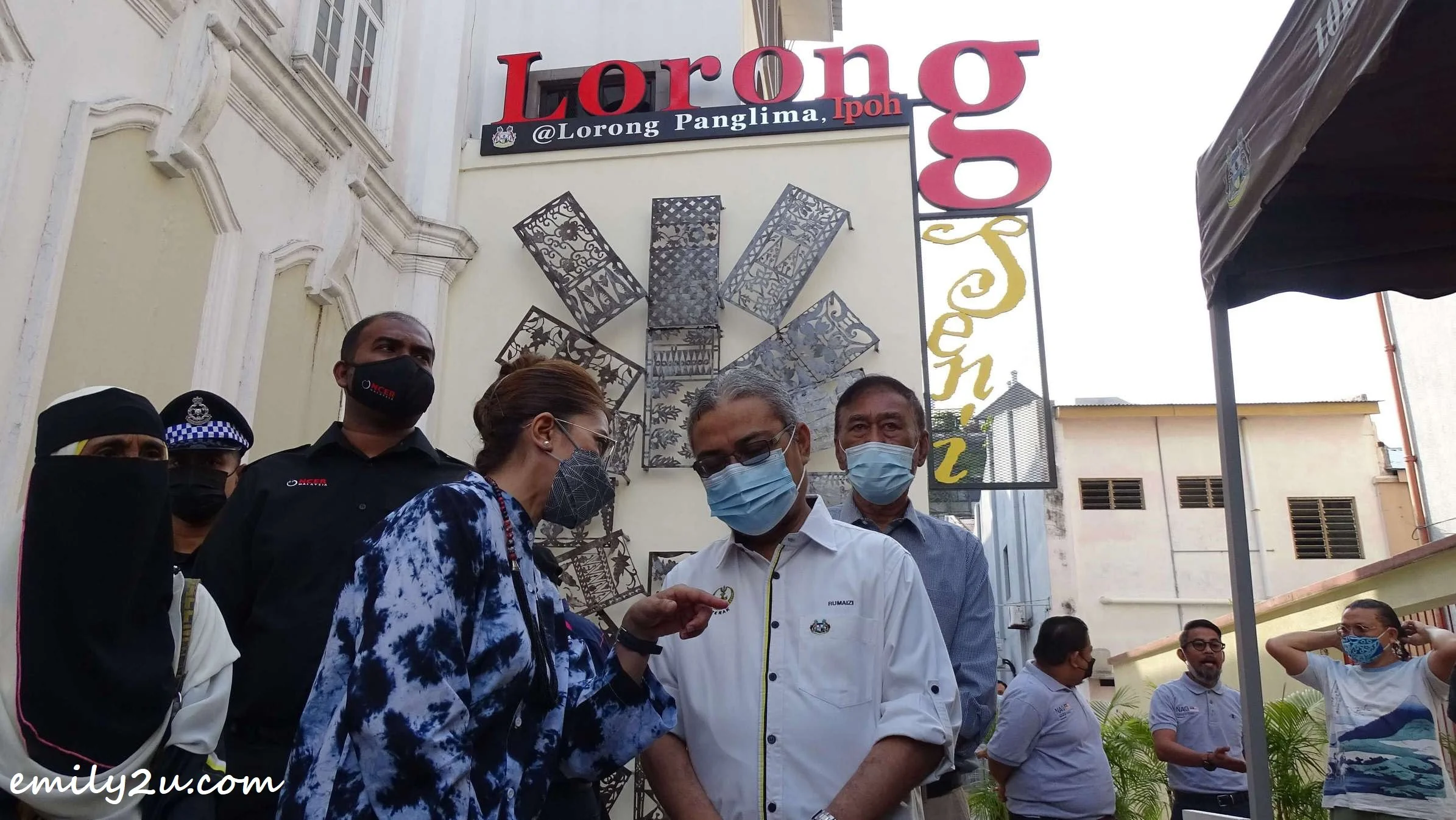 Tourism Perak CEO Puan Nurmalis Musa (L) chats with Ipoh City Mayor YBhg. Dato’ Rumaizi Baharin (R)