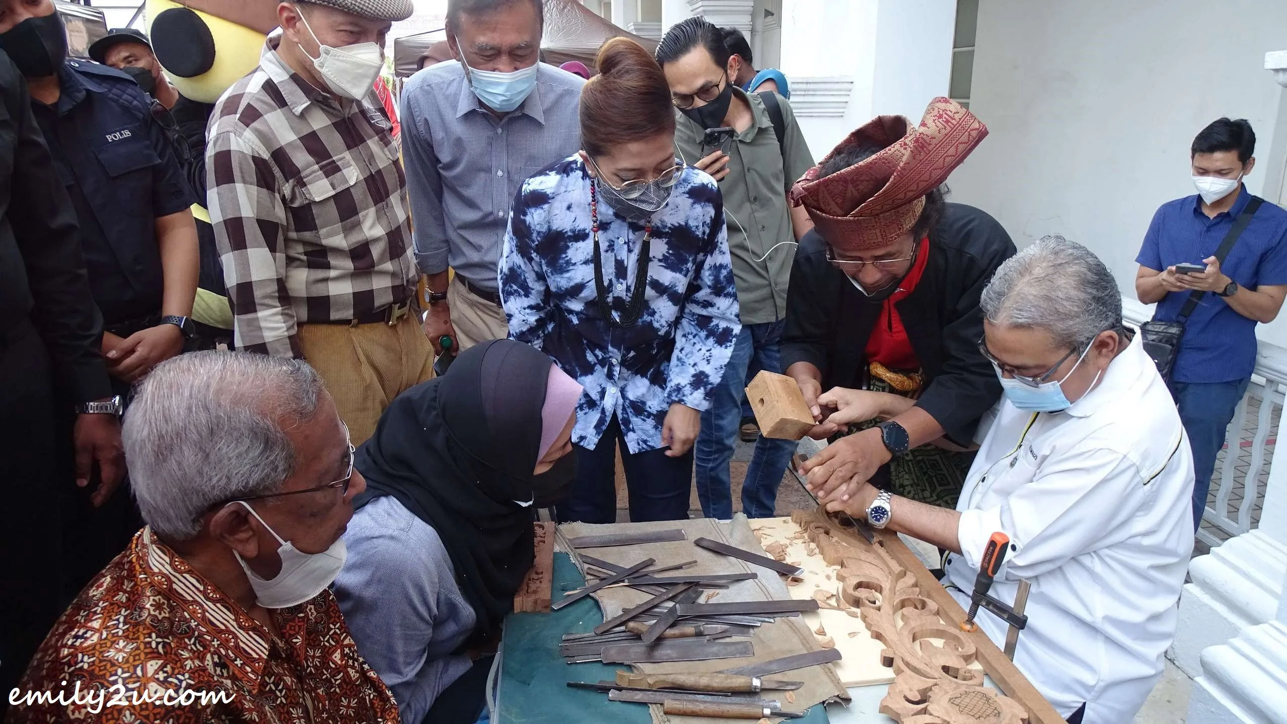 learning wood carving
