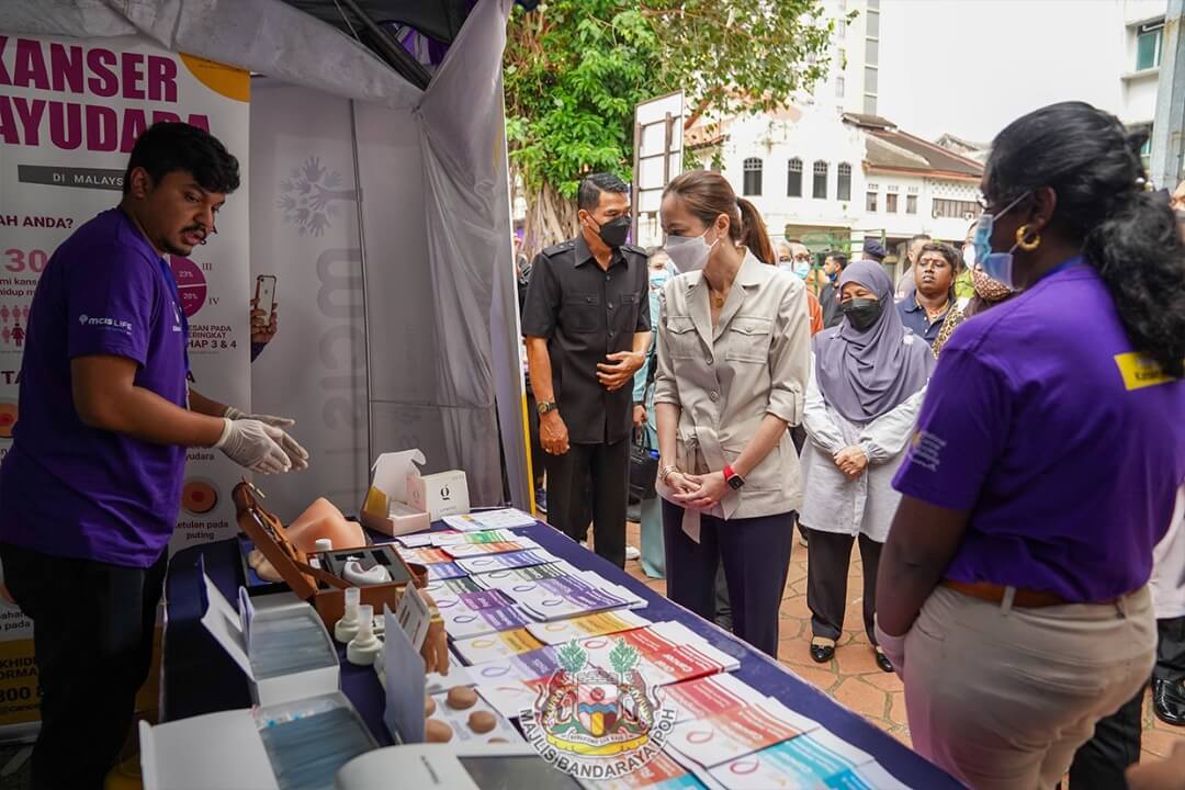 DYMM Tuanku Zara Salim, Raja Permaisuri Perak Darul Ridzuan visits the "Purple Truck"