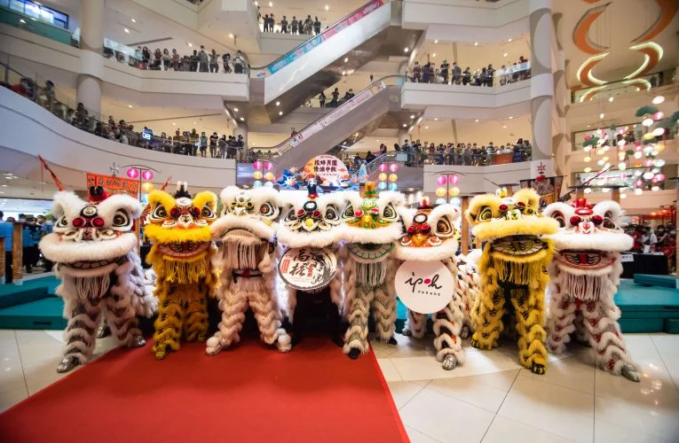 Ipoh Parade’s Mid-Autumn Festivities Reach Zenith With Roaring Lions on High Poles
