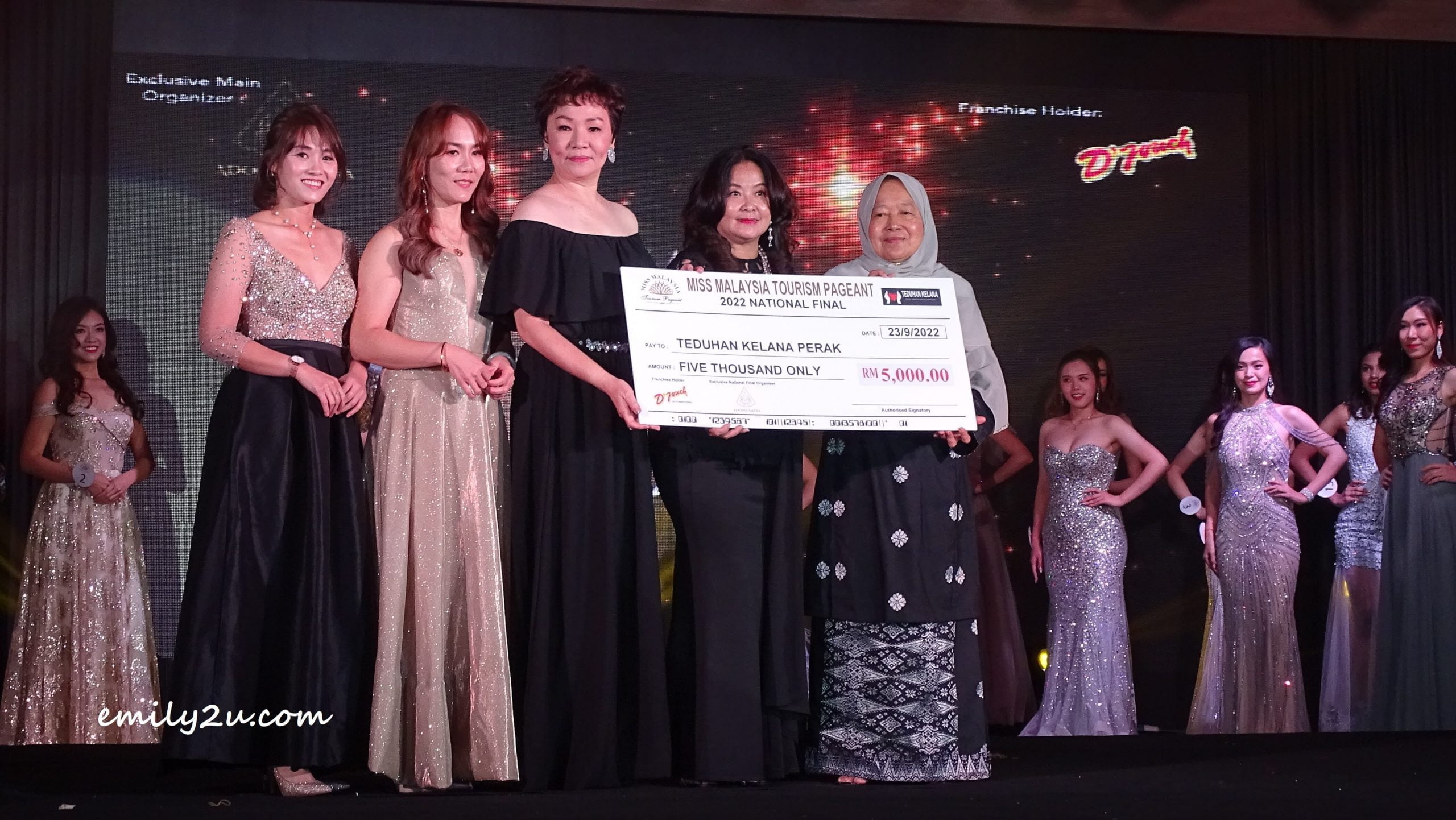 cheque presentation to Teduhan Kelana Perak (R) by the four chair ladies of Adonia Media