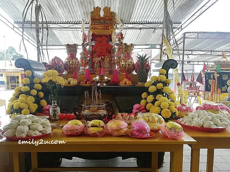 Master (Sifu) altar & urn