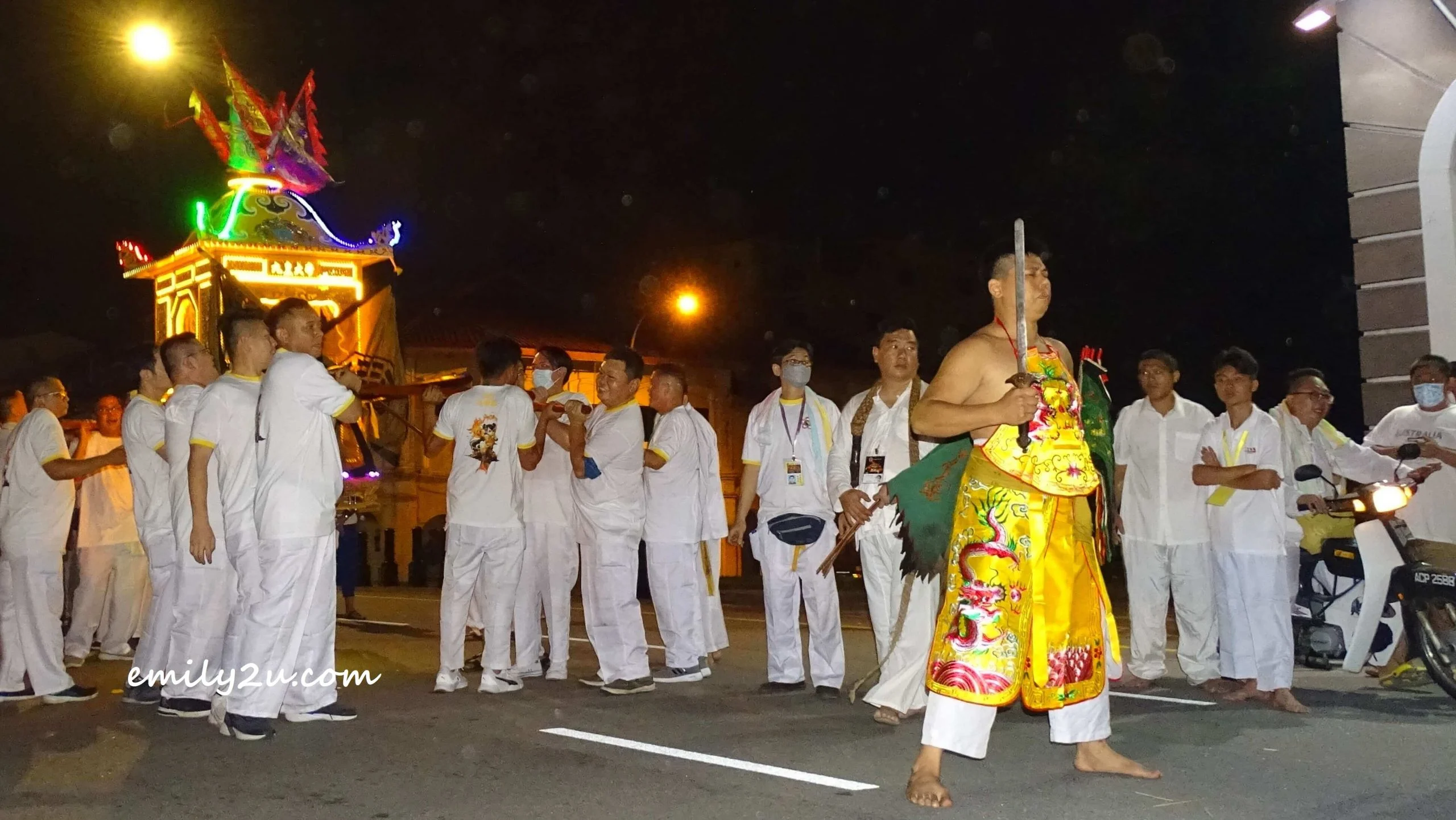 the Nine Emperor Gods sedan chair making the return trip to Tow Boh Keong