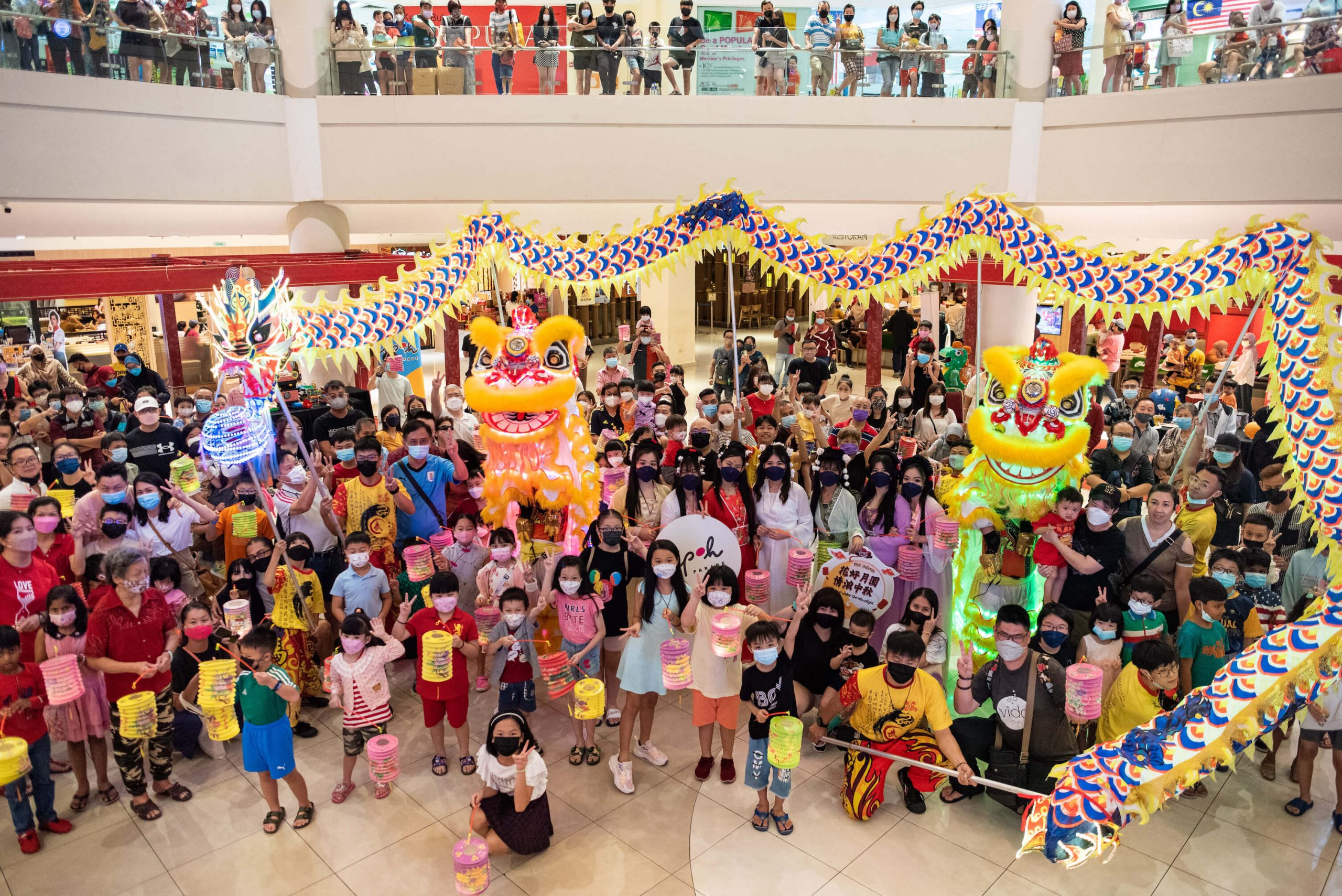 Ipoh Parade shares the festive joy by giving out 500 free lanterns to shoppers who joined in the lantern parade, led by the LED Dragon and Lions troupe, accompanied by the 7 fairies on Saturday