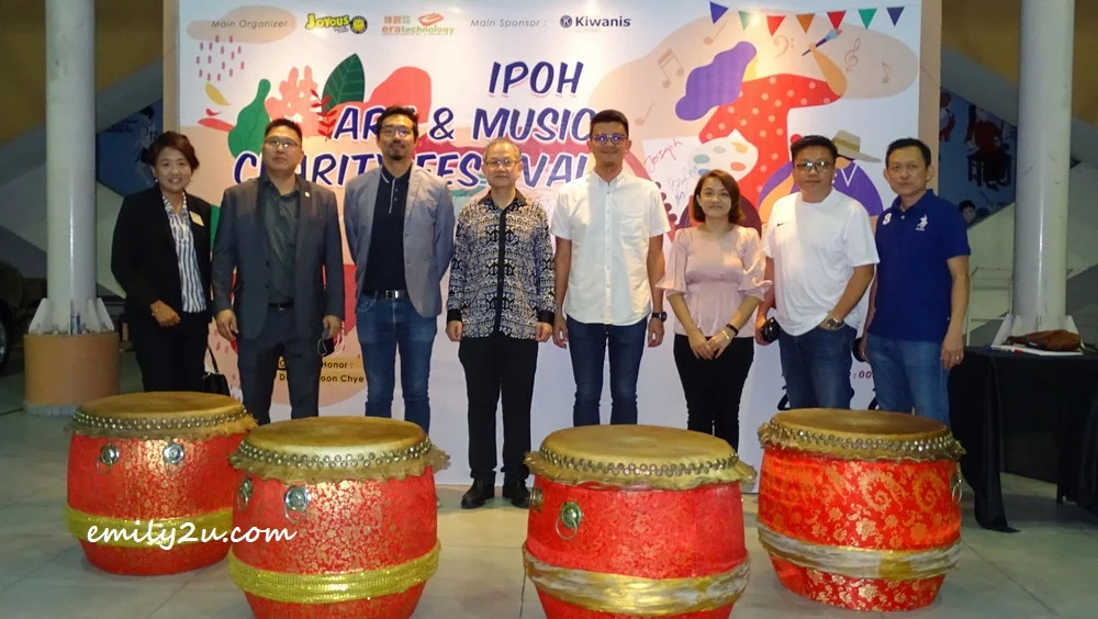 arrival of guest-of-honour YB. Dr Lee Boon Chye (4th from L) and YB. Tan Kar Hing (4th from R)