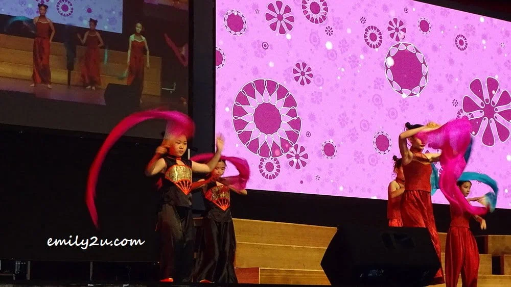 Poi Lam High School Dance Troupe