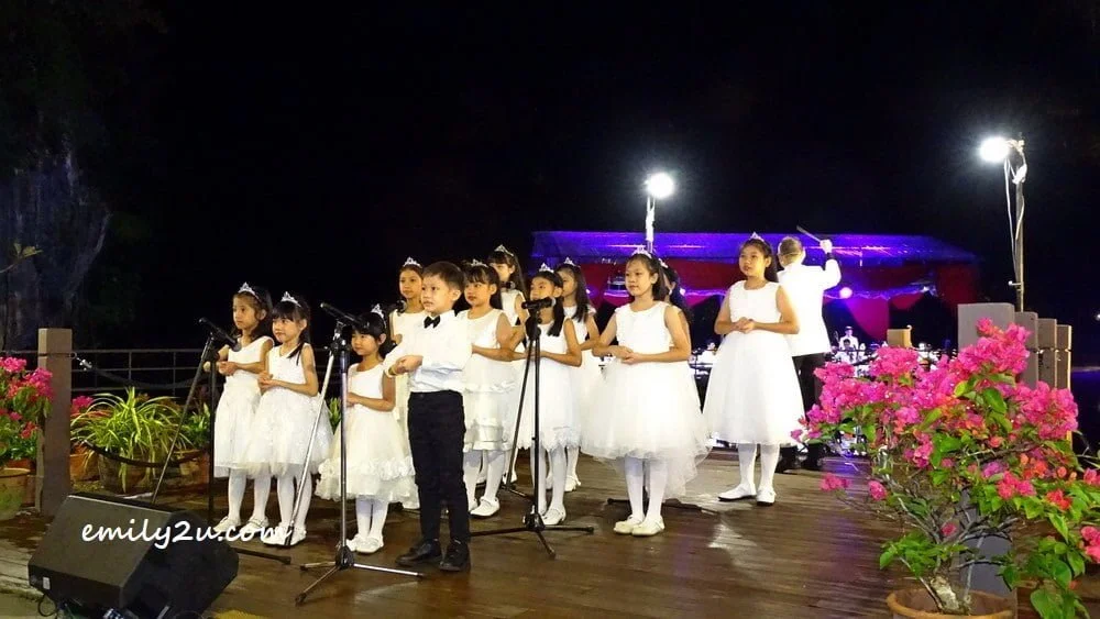 child singers from Estee Pook Academy